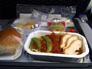 Avoid airplane mush by bringing your own food for long flights. (Photo: Akinori Hamamura)